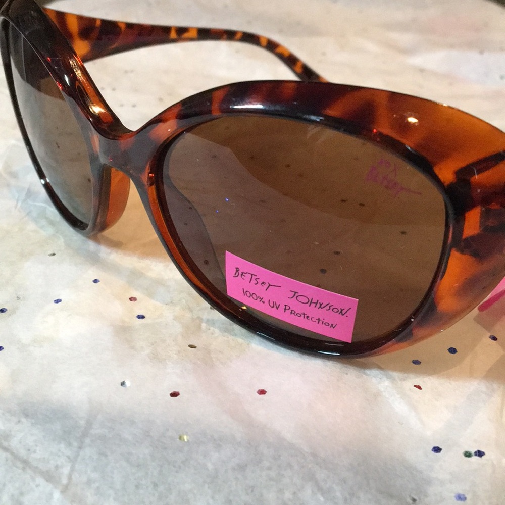 BETSEY JOHNSON TORTOISE RETRO CAT EYE SUNGLASSES